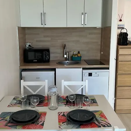 2 Pieces En Rez-de-chaussee Dans Avec Acces Direct A La *