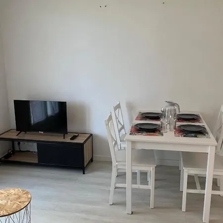 2 Pieces En Rez-de-chaussee Dans Avec Acces Direct A La