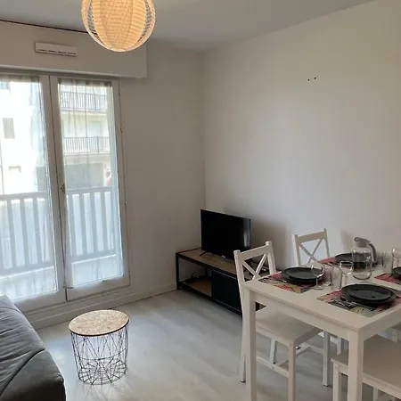 Apartment 2 Pieces En Rez-de-chaussee Dans Avec Acces Direct A La Cabourg
