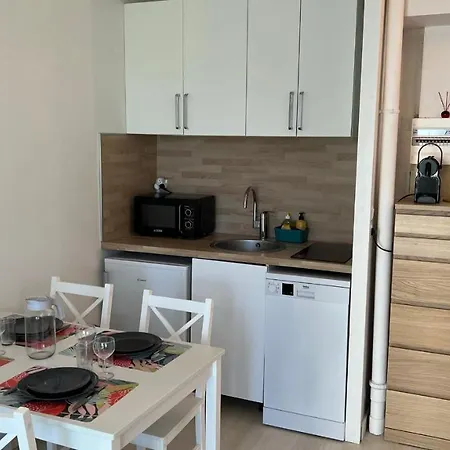 Apartment 2 Pieces En Rez-de-chaussee Dans Avec Acces Direct A La *