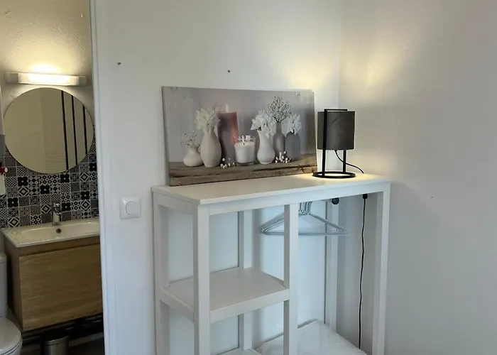 Διαμέρισμα 2 Pieces En Rez-de-chaussee Dans Avec Acces Direct A La