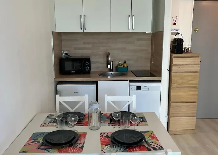 2 Pieces En Rez-de-chaussee Dans Avec Acces Direct A La *