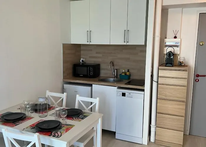 Διαμέρισμα 2 Pieces En Rez-de-chaussee Dans Avec Acces Direct A La *