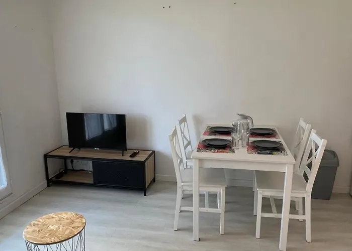 2 Pieces En Rez-de-chaussee Dans Avec Acces Direct A La