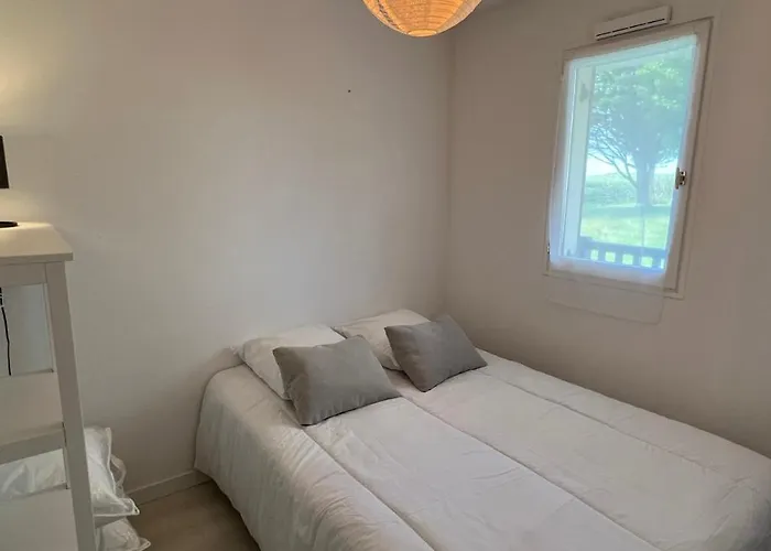 2 Pieces En Rez-de-chaussee Dans Avec Acces Direct A La * Cabourg